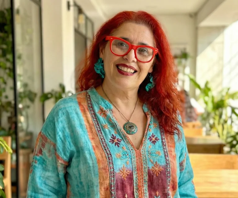 Retrato de María Verónica Valdivia, fundadora de ThinkUp Training y experta en neuroeducación y estrategia empresarial.